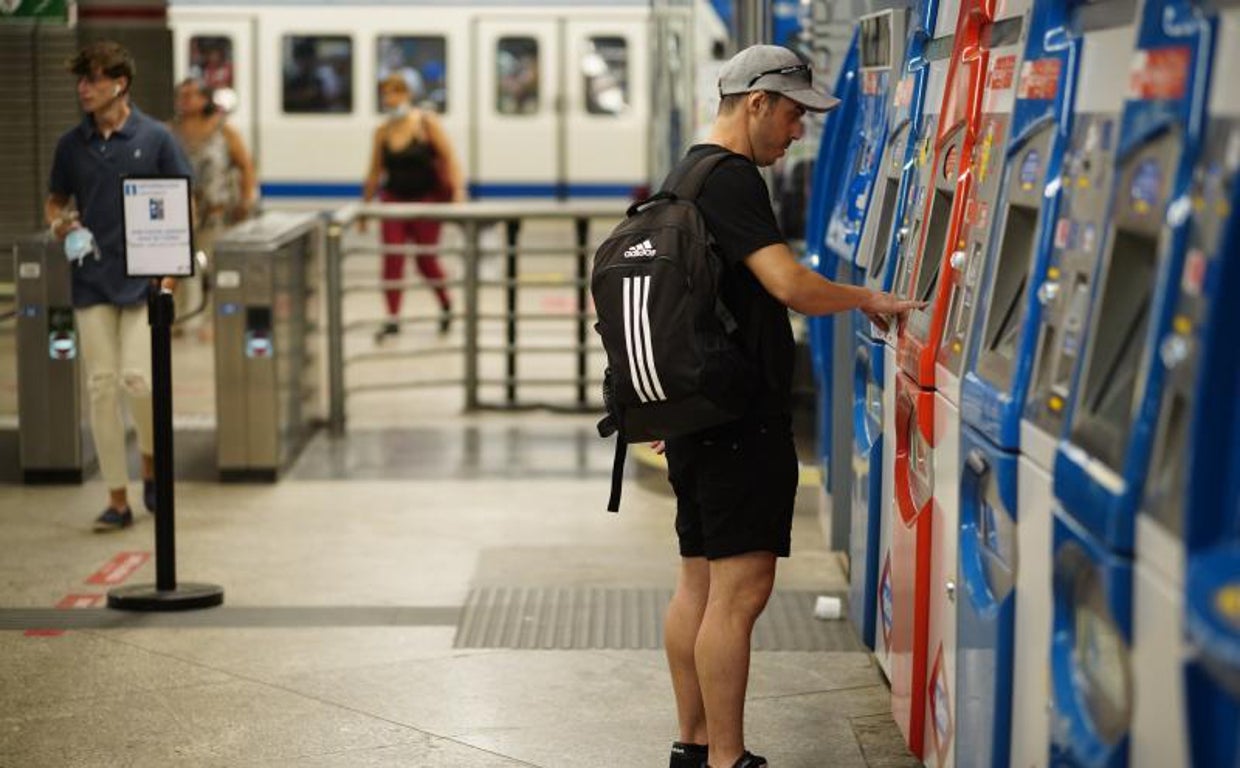 Usuario de Metro adquiriendo un título de transporte