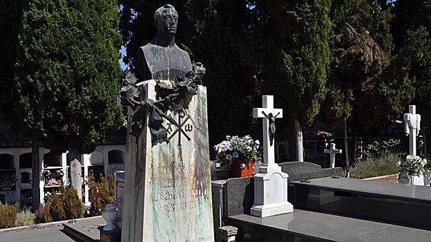 Una escultura en el cementerio de Cabra