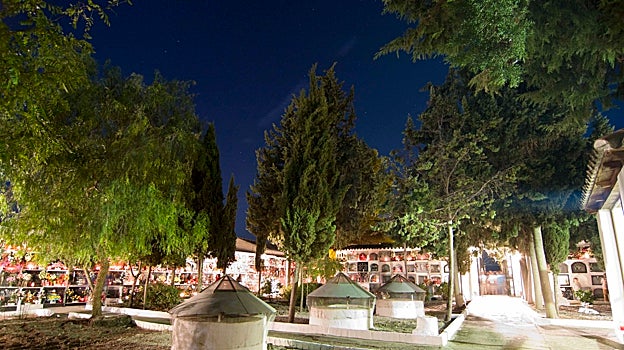Cementerio de Monturque iluminado de noche