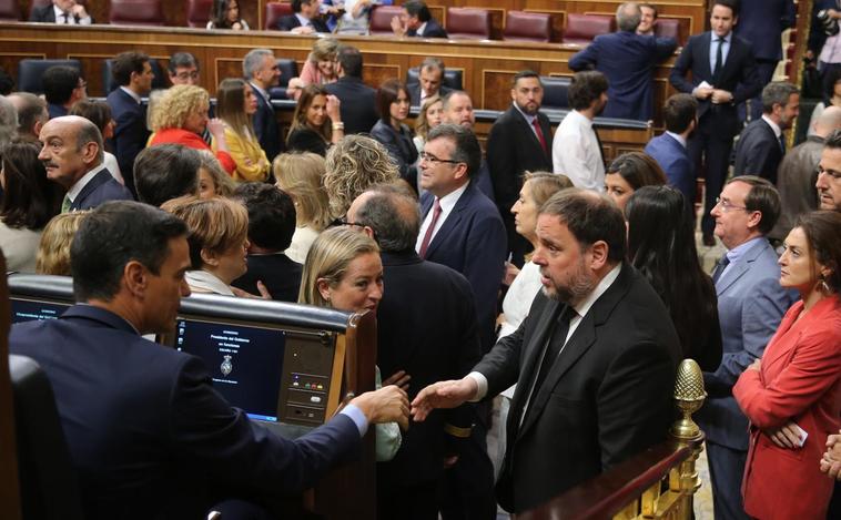 Sánchez y Junqueras se saludan en el Congreso de los Diputados