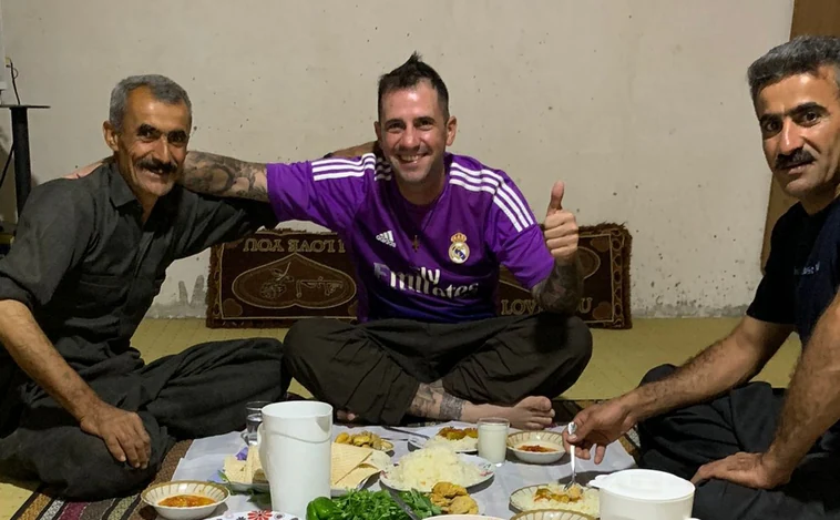 El aventurero madrileño que viajaba a pie al Mundial de Qatar se encuentra encarcelado en Irán