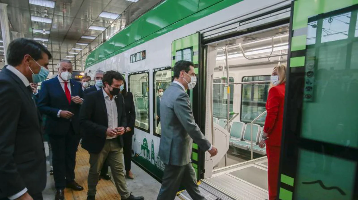 Los tranvías andaluces tardan una media de 15 años en inaugurarse y los hospitales, 13