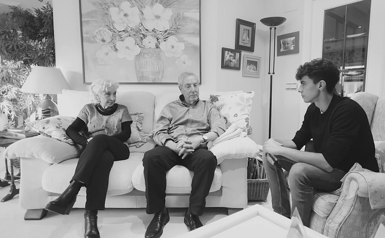 Una de las imágenes de la película. el joven Pablo entrevista al matrimonio formado por Begoña Elorza y José Antonio Díez