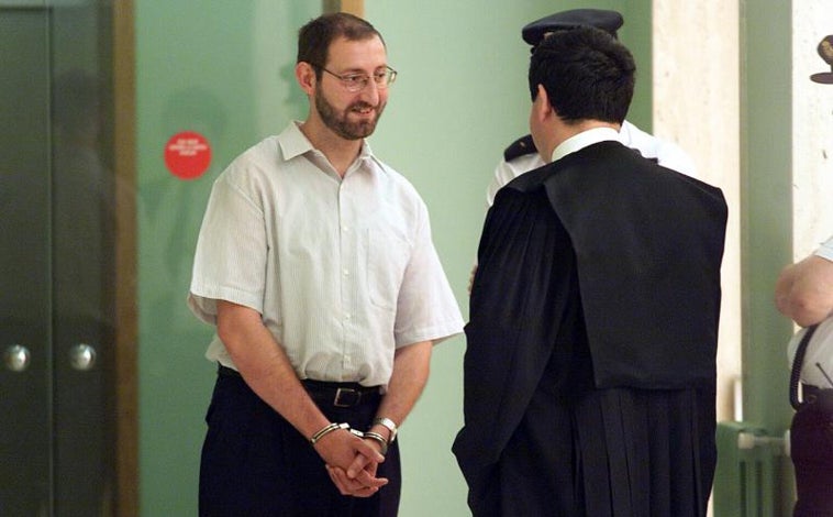 Imagen principal - Almeida, en varios momentos del juicio en el año 2000 el que se le condenó por agresión sexual y asesinato a 30 años de cárcel