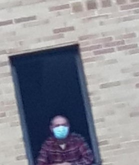 Imagen secundaria 2 - 1. Inspección ocular en la vivienda del asesino a apenas 200 metros del lugar del rapto / 2. Decenas de personas se concentraron con globos y flores para homenajear a Álex en el lugar en el que fue secuestrado / 3. A la derecha del todo, imagen de Almeida en la ventana del piso en el que estranguló al niño