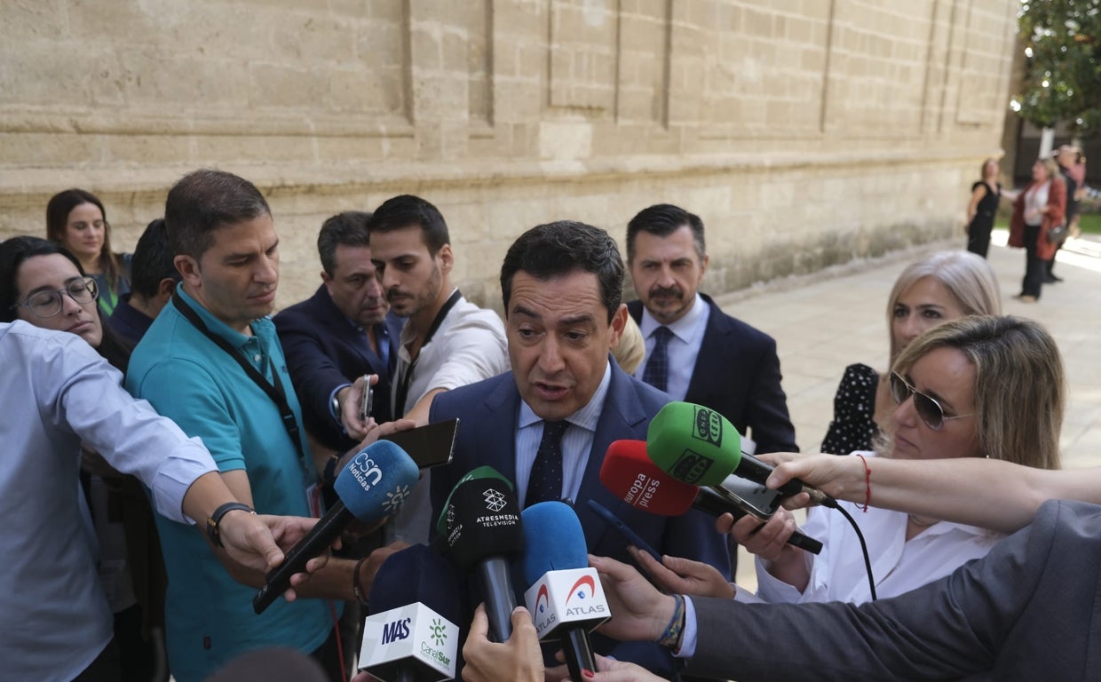 El presidente de la Junta atendiendo a los medios en los pasillos del Parlamento este jueves