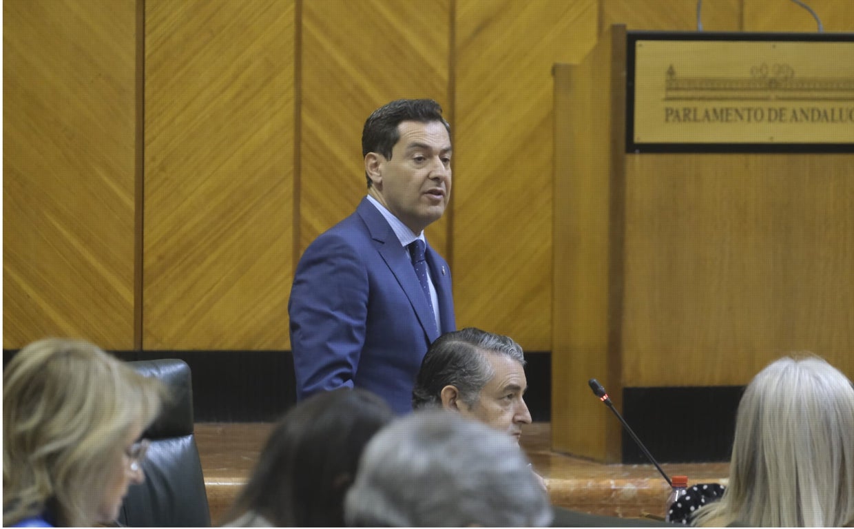 El presidente de la Junta, Juanma Moreno, durante la sesión de control en el Parlamento