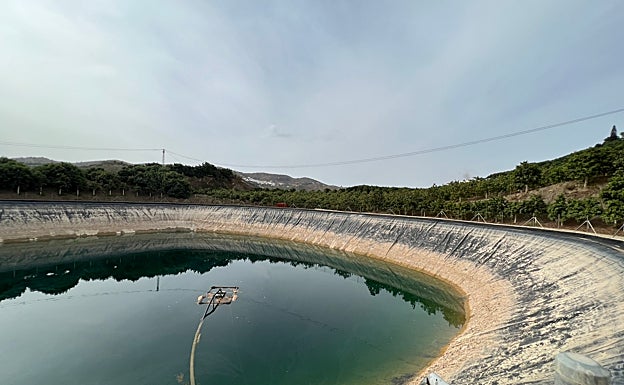 Balsa de reserva de agua en la finca casi agotada