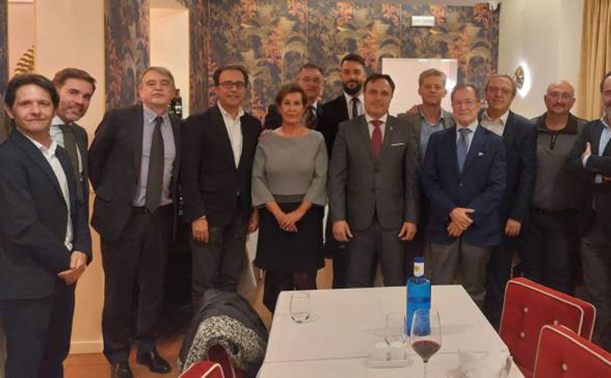 Reunión de Carlos Bonilla, presidente del Consejo Regulador de la DO La Mancha, con miembros del Club Conecta