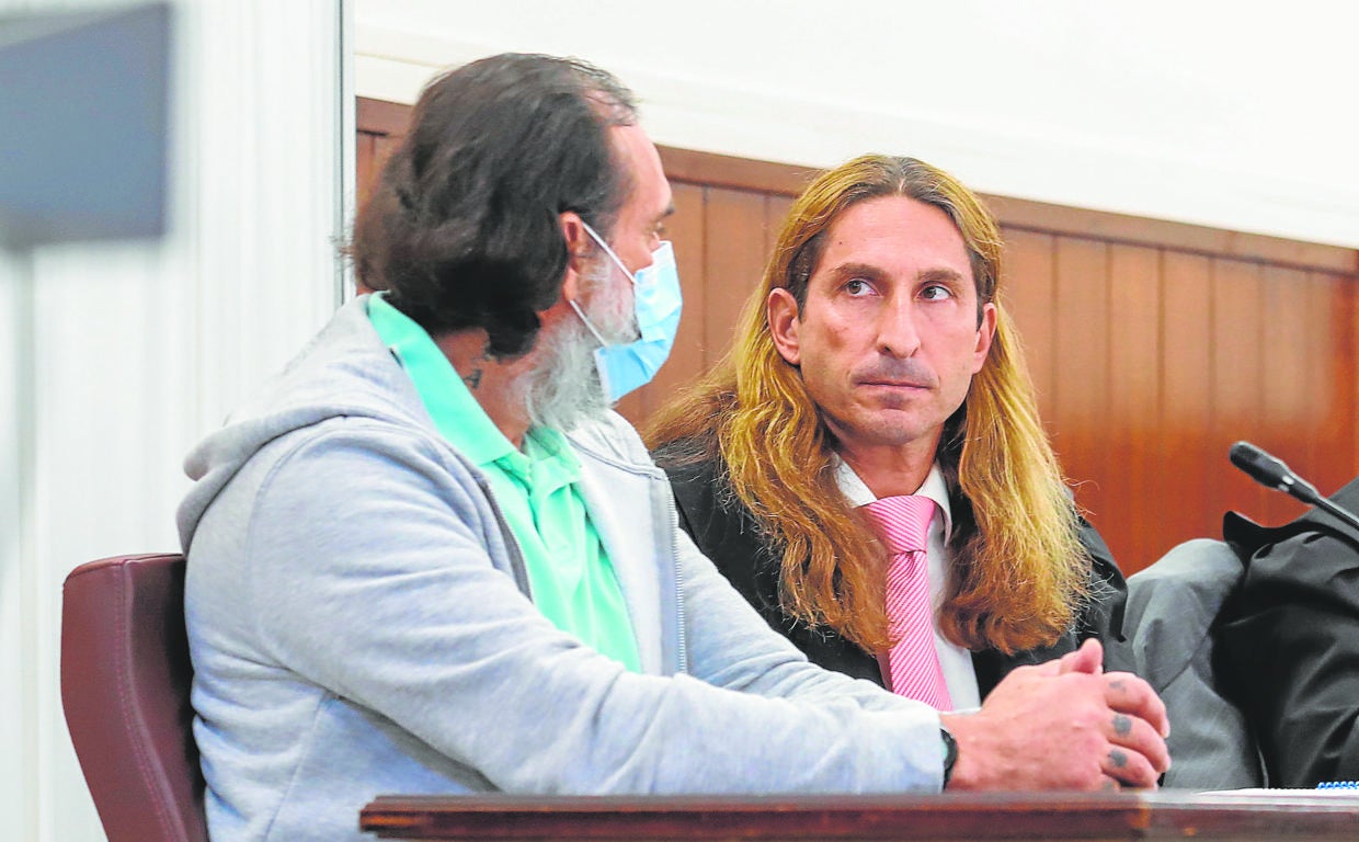 M.J.B.N, alias el 'mexicano' (con mascarilla) conversa con abogado durante el juicio