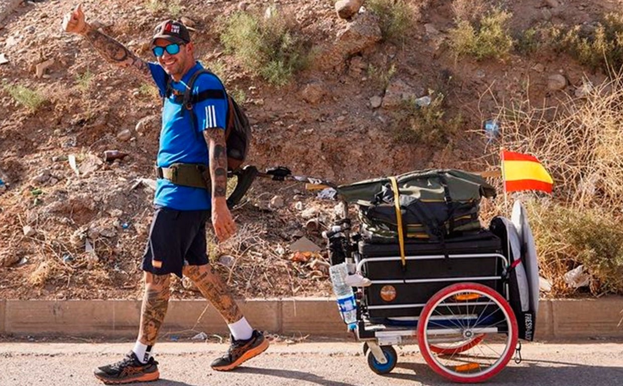 Santiago Sánchez Cogedor, abrochado a su carrito que le acompañaba durante el viaje
