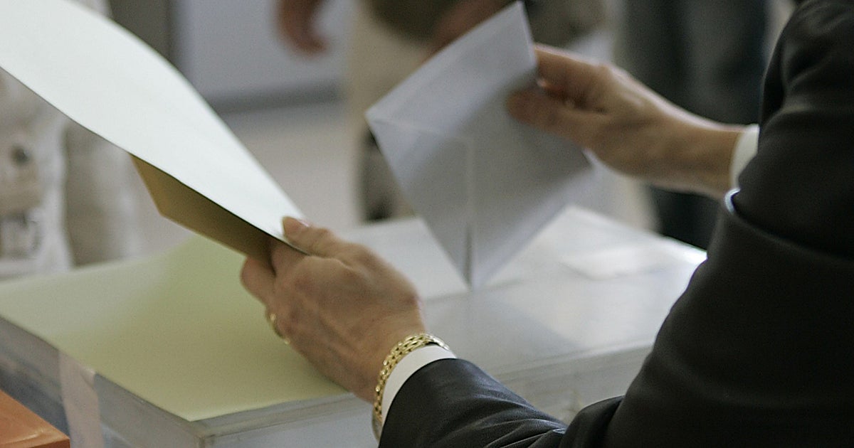 Votación en una urna durante una convocatoria electoral