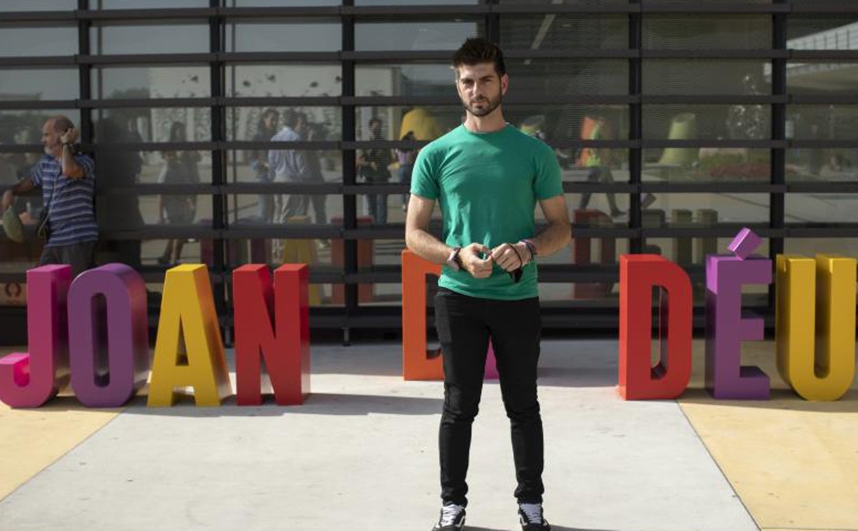 Alejandro, el padre del menor, a las puertas del hospital barcelonés