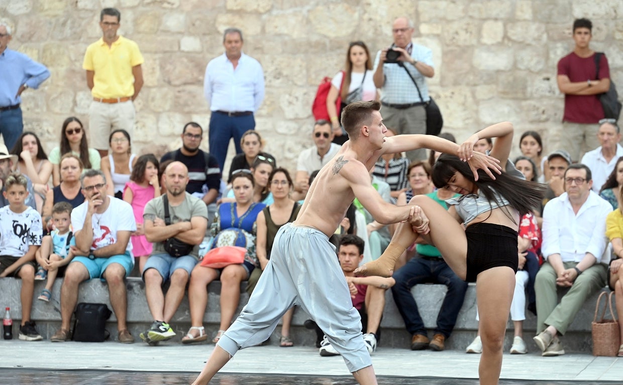 Espectáculo 'Miradas en blanco' de la Joven Compañía de Danza de Castilla y León en Burgos el pasado verano