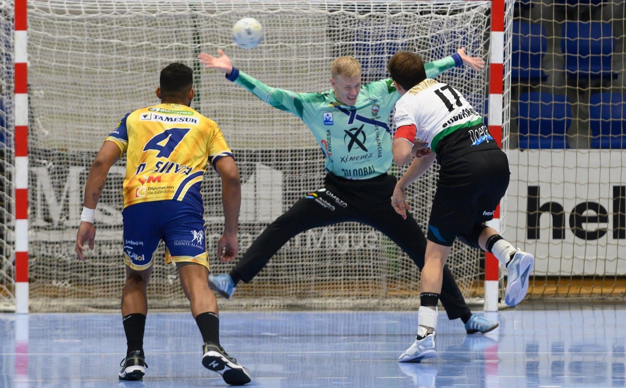 El portero Henrik Nordlander realiza una parada a un rival