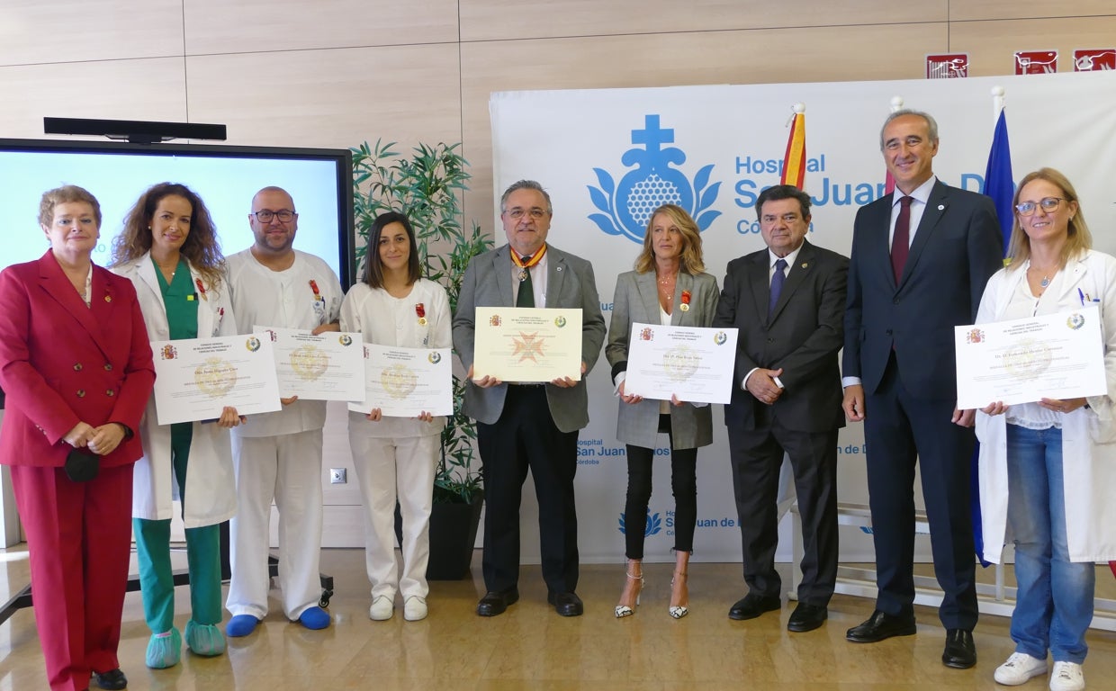 Foto de familia de los premiados con representantes del Consejo de Ciencias del Trabajo