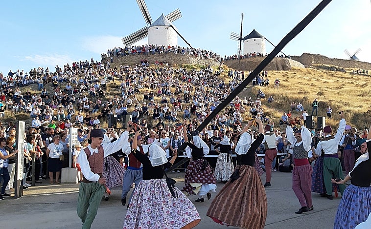 La Fiesta de la Rosa del Azafrán llena Consuegra de visitantes