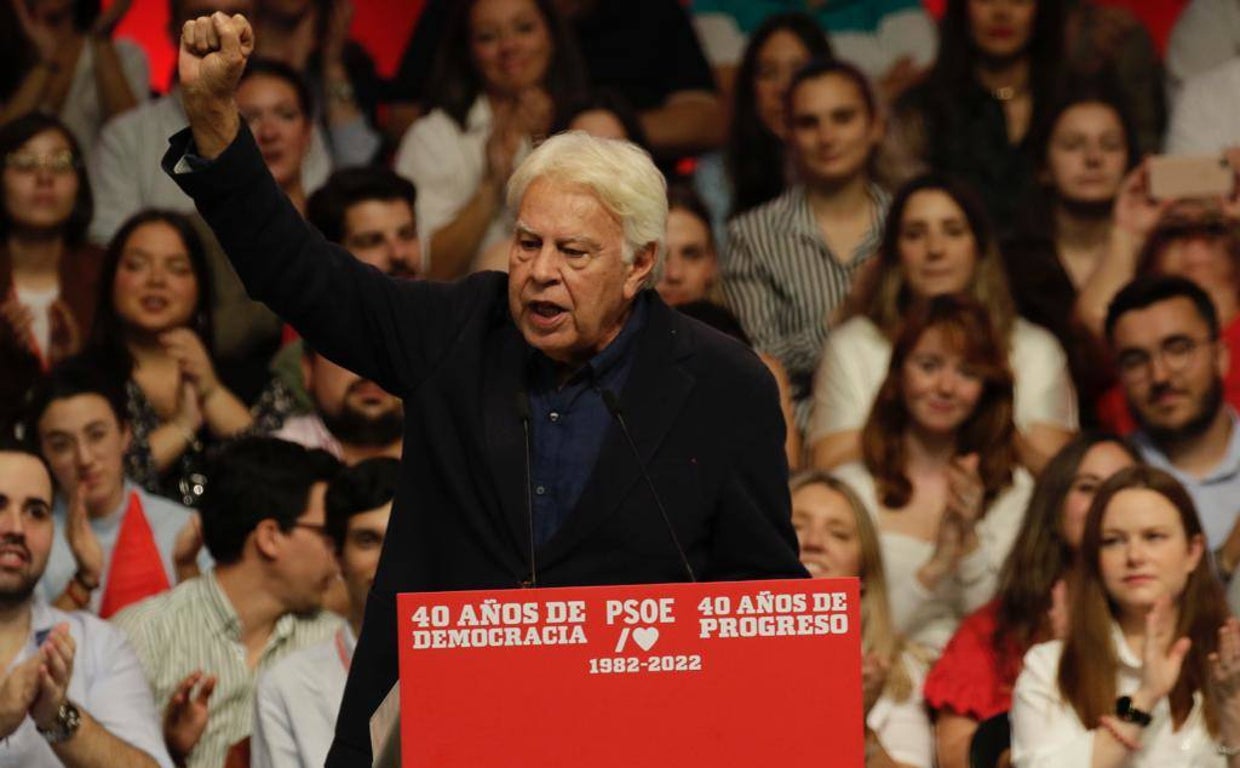 Felipe González durante su intervención en el acto de conmemoración de la victoria del PSOE en 1982
