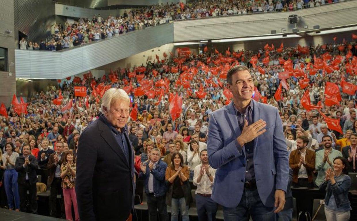 Felipe González y Pedro Sánchez al comienzo del acto en Sevilla