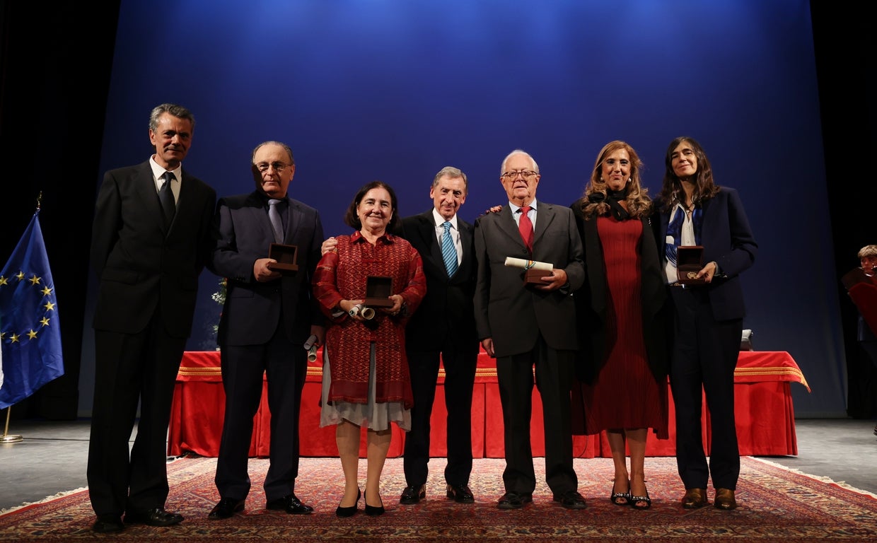 Foto de familia de los galardonados en el acto de los Premios Averroes