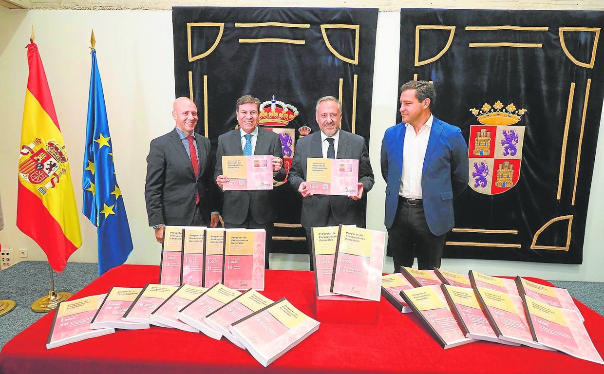 Carriedo registra los presupuestos en las Cortes ante su presidente, Pollán, y los portavoces de PP y Vox