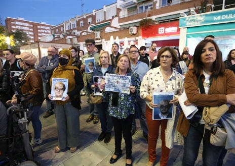 Imagen secundaria 1 - Numerosas personas han acompañado a los familiares del joven