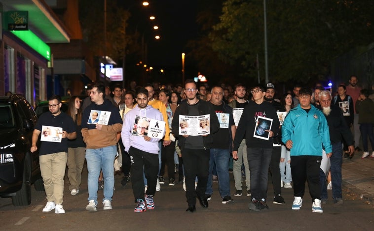 Imagen principal - Numerosas personas han acompañado a los familiares del joven