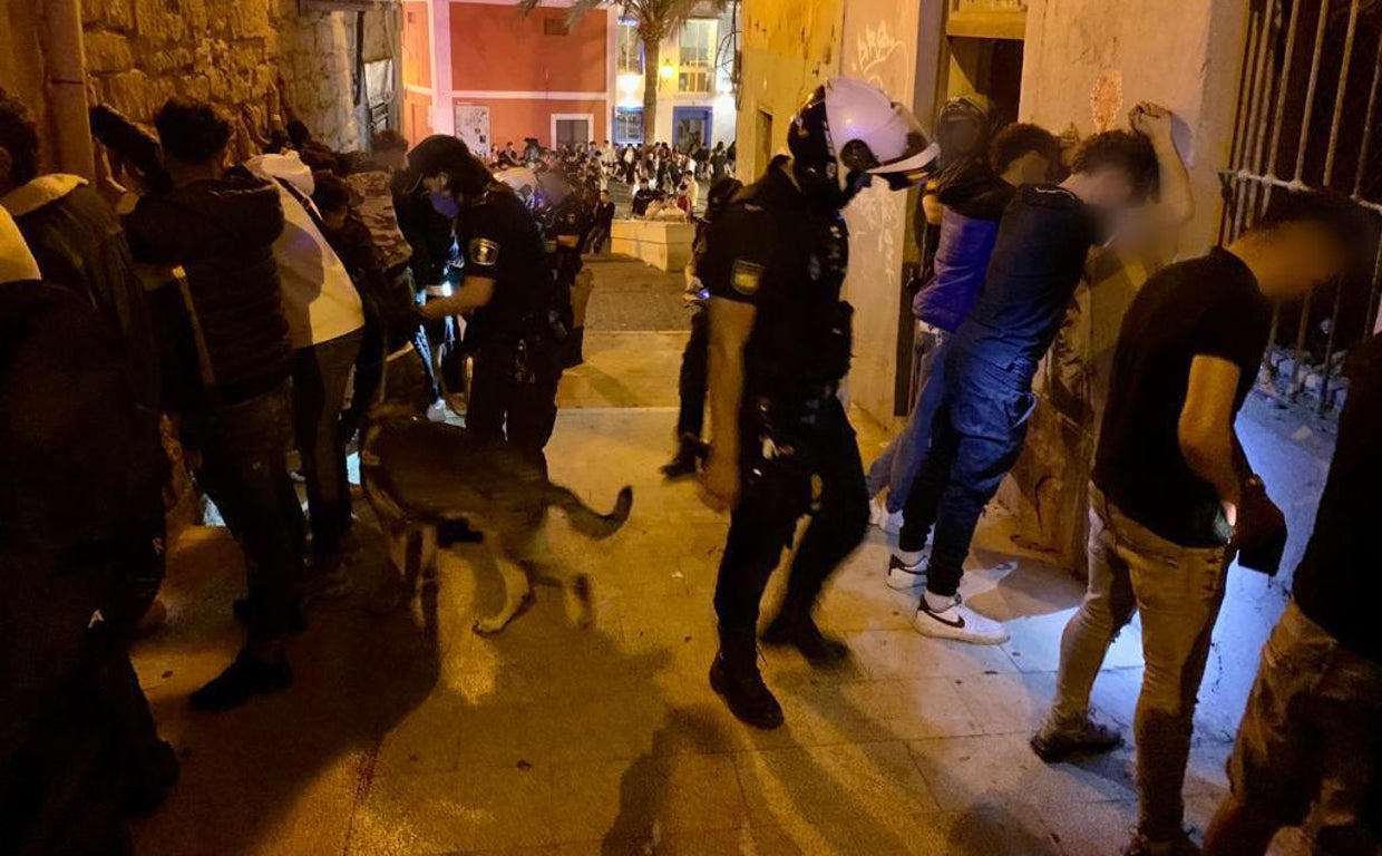 Policías durante el despliegue en una zona de ocio nocturno en Alicante.