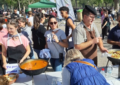 Imagen secundaria 1 - Representantes de los grupos folclóricos de Baleares, Extremadura, Castila y León, y Consuegra. Jurado del concurso gastronómico y la feria agroalimentaria