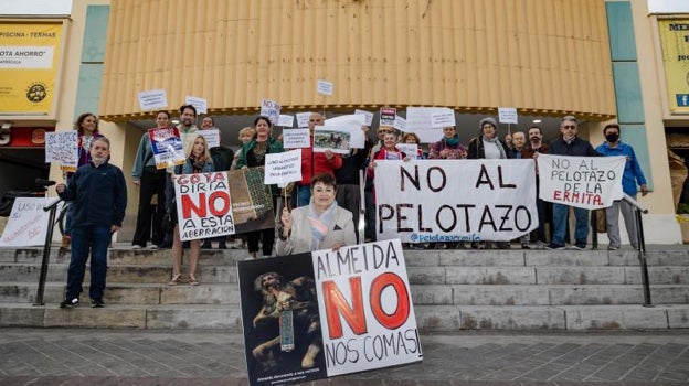 Vecinos en contra del proyecto en la Ermita del Santo, el viernes