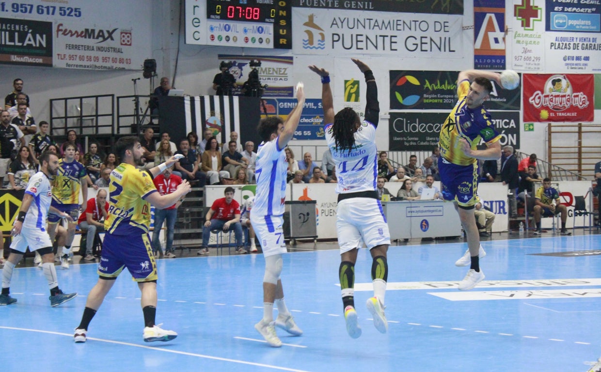 El Ángel Ximénez Puente Genil escala posiciones en un vibrante duelo (34-32) ante el Cisne