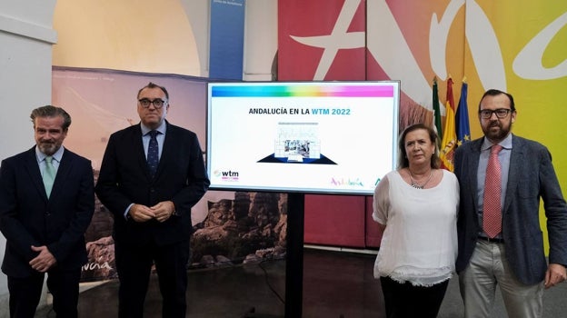 Arturo Bernal, junto a Víctor González, Yolanda de Aguilar y Alberto Ortiz en la presentación del stand de Andalucía en la WTM