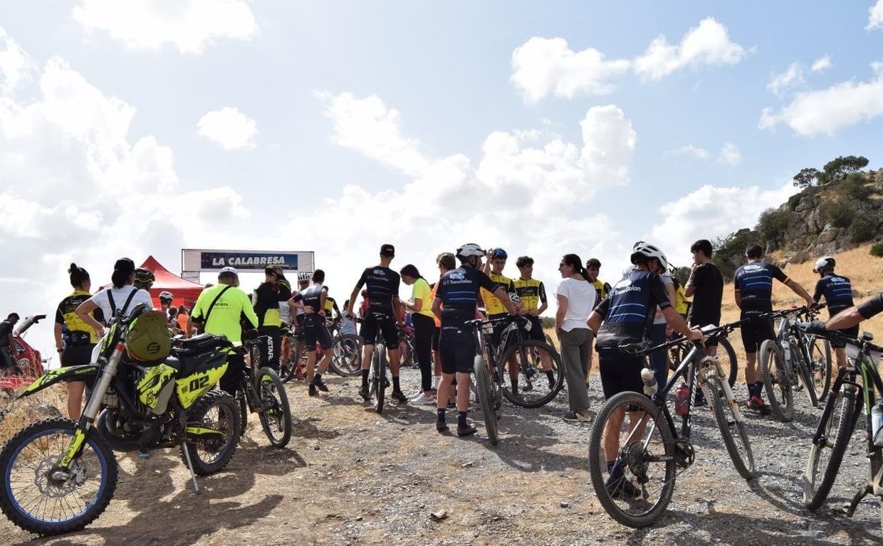 Varios ciclistas durante una prueba de la BTT Los Pedroches anterior, en Santa Eufemia