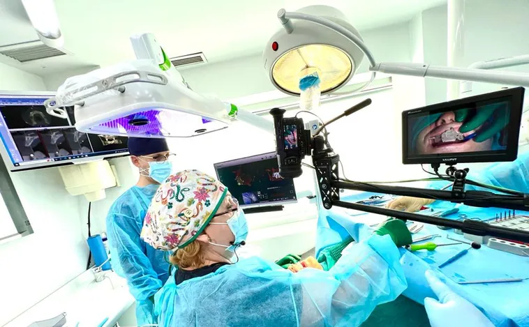 La doctora Carmen Pomares, premio europeo por su técnica de implante dental: «Operamos en una hora y sin puntos»