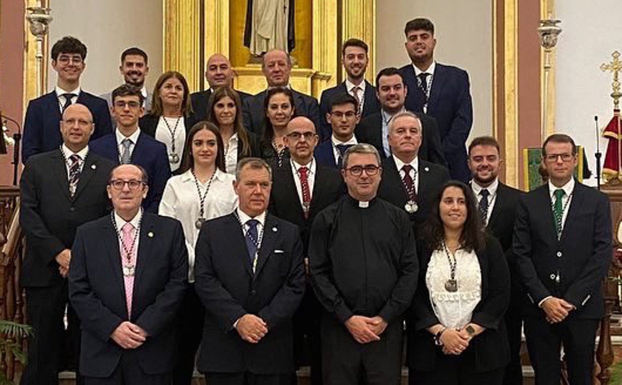 José Ángel Cervera, segundo por la izquierda en la fila de abajo, junto al hermano mayor saliente y su nueva junta de gobierno