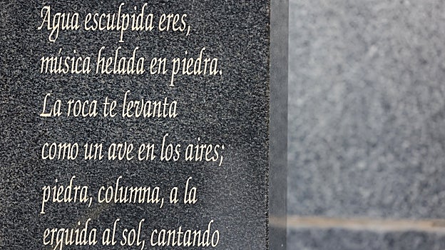 Versos de Luis Cernuda en una tumba del cementerio de la Salud de Córdoba