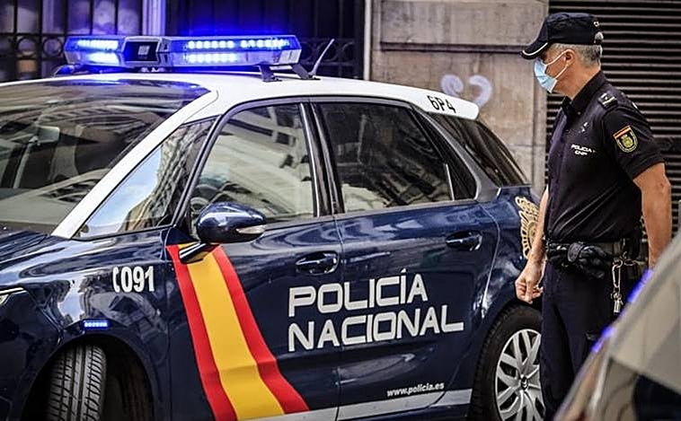 Reducen a un hombre tras entrar con un hacha en un hospital de Santander en busca del cirujano que le había operado