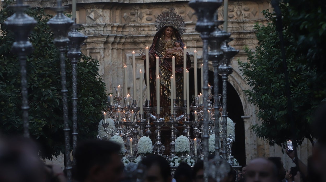 La solemne procesión de la Virgen del Amparo en Córdoba, en imágenes