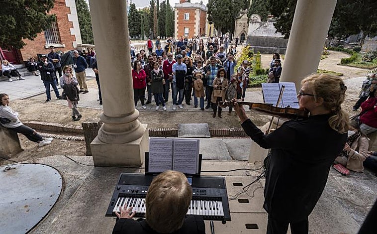 Imagen principal - Concierto sorpresa, tumba de Castelar y un momento de la visita