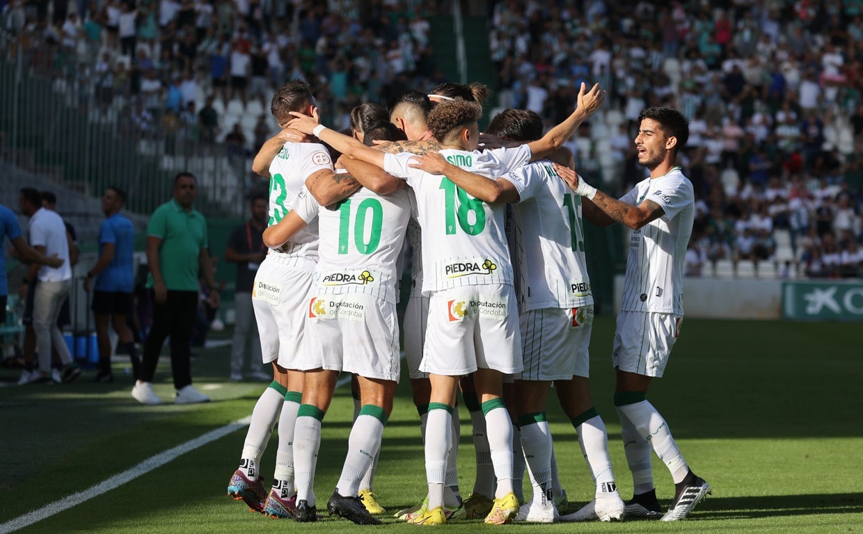 Los jugadores del Córdoba CF celebran un gol ante el Talavera en el último partido