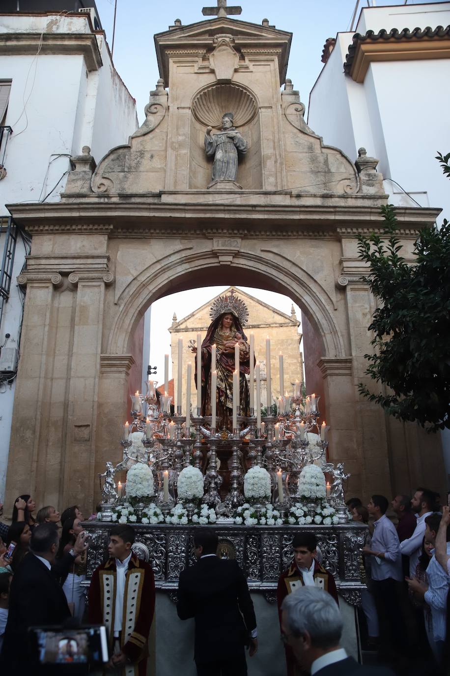 La solemne procesión de la Virgen del Amparo en Córdoba, en imágenes