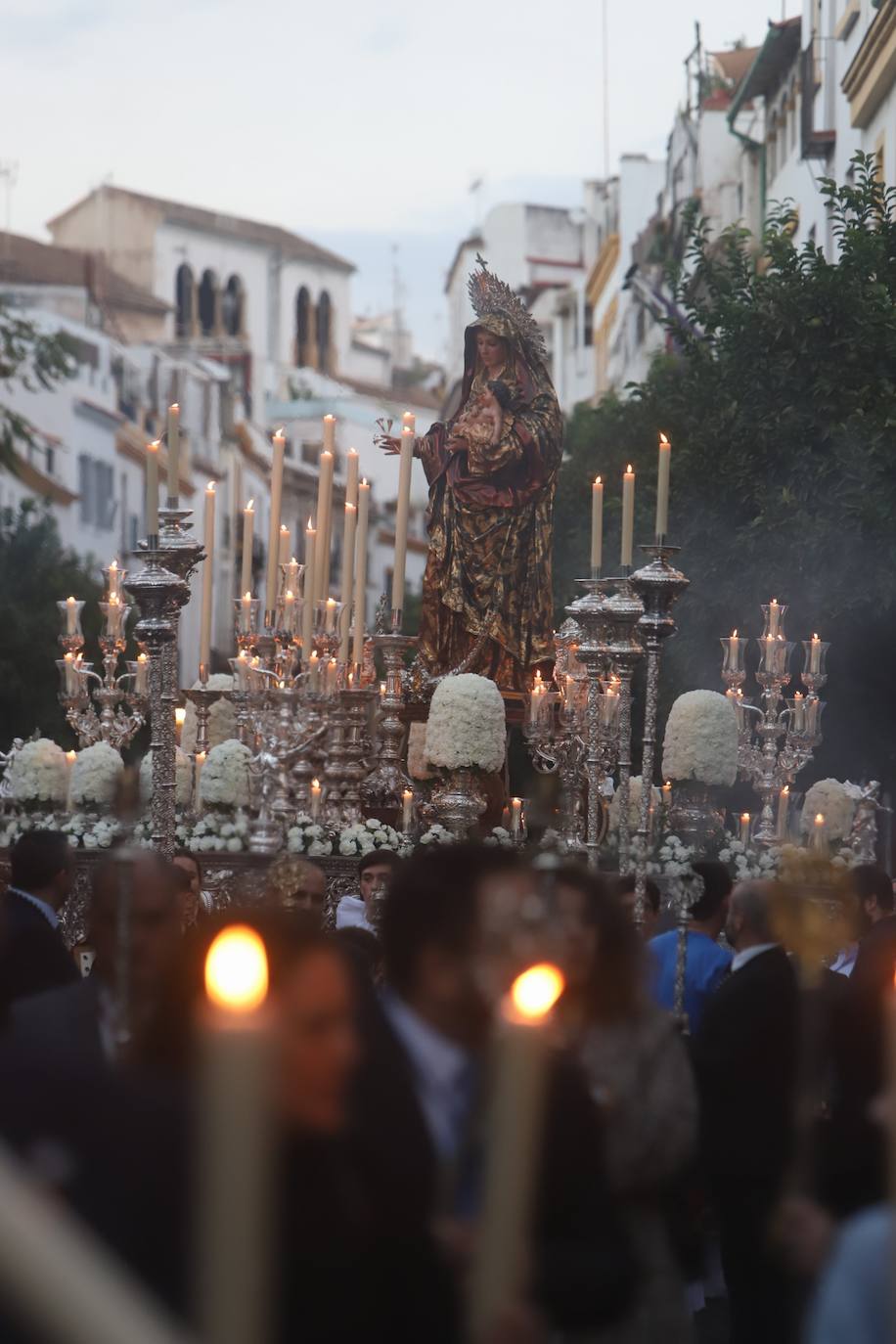 La solemne procesión de la Virgen del Amparo en Córdoba, en imágenes