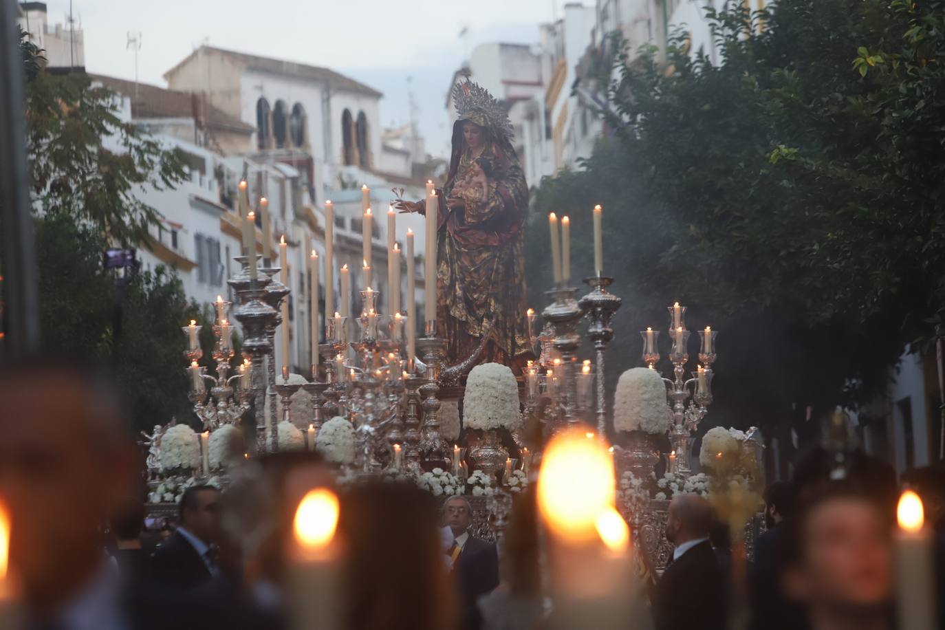 La solemne procesión de la Virgen del Amparo en Córdoba, en imágenes