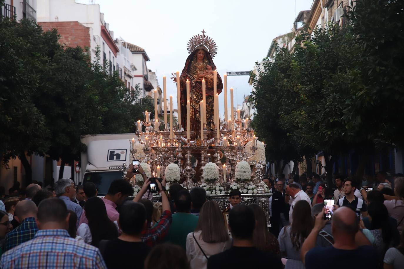 La solemne procesión de la Virgen del Amparo en Córdoba, en imágenes