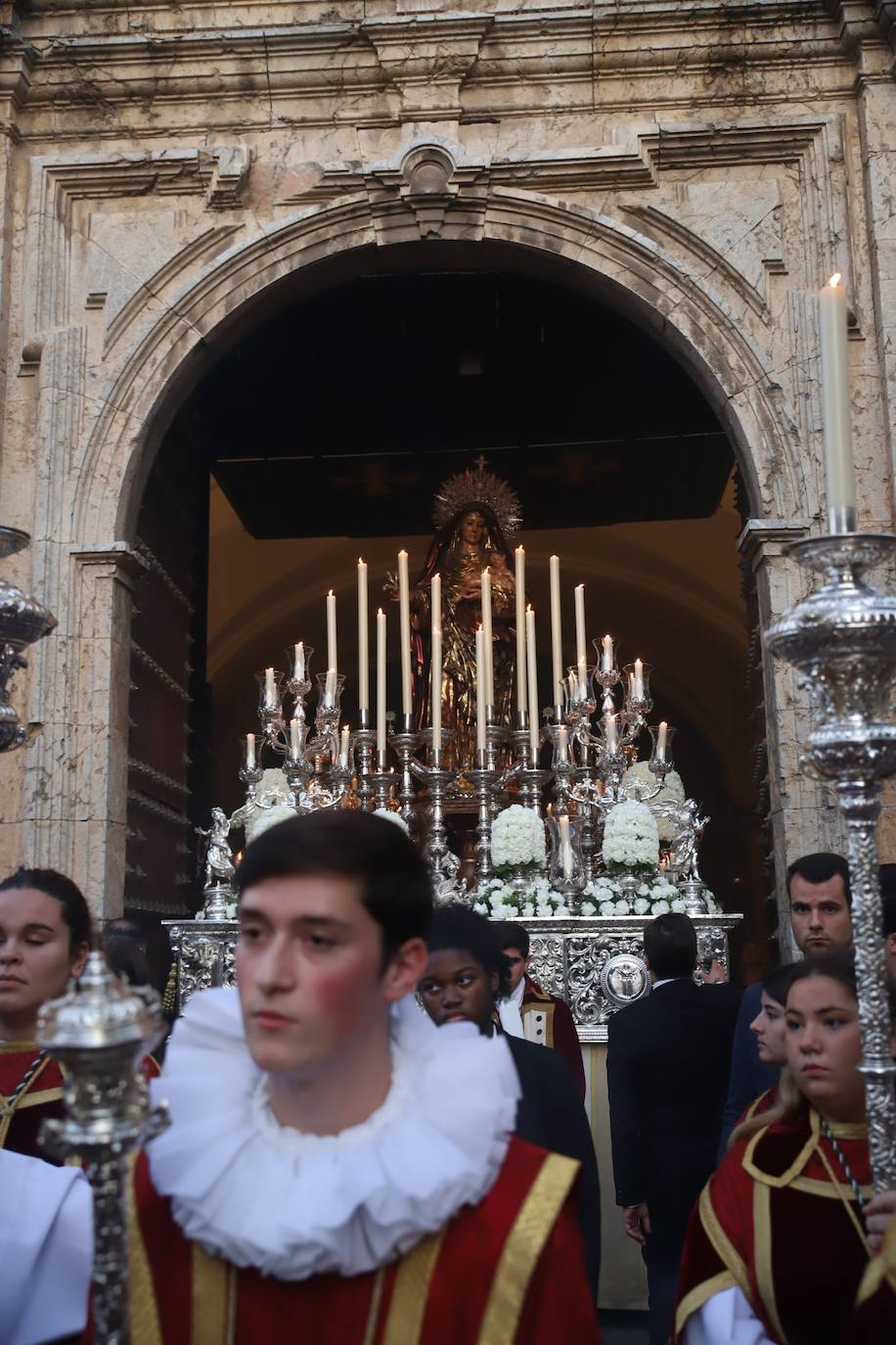 La solemne procesión de la Virgen del Amparo en Córdoba, en imágenes