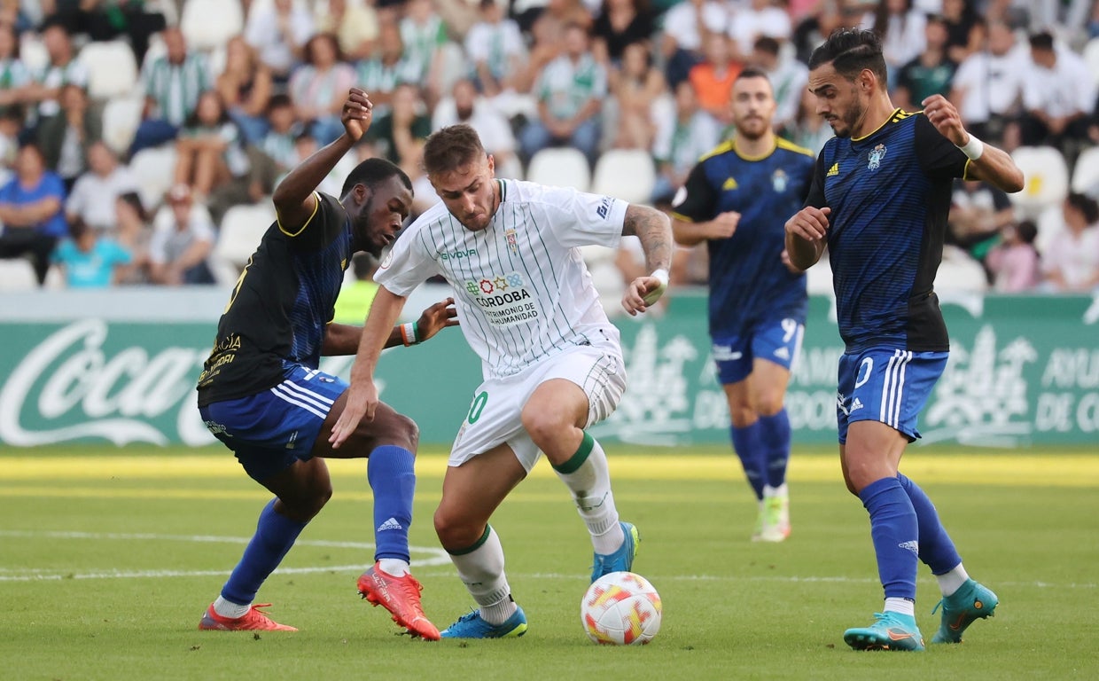 El delantero del Córdoba Antonio Casas, ante el Talavera