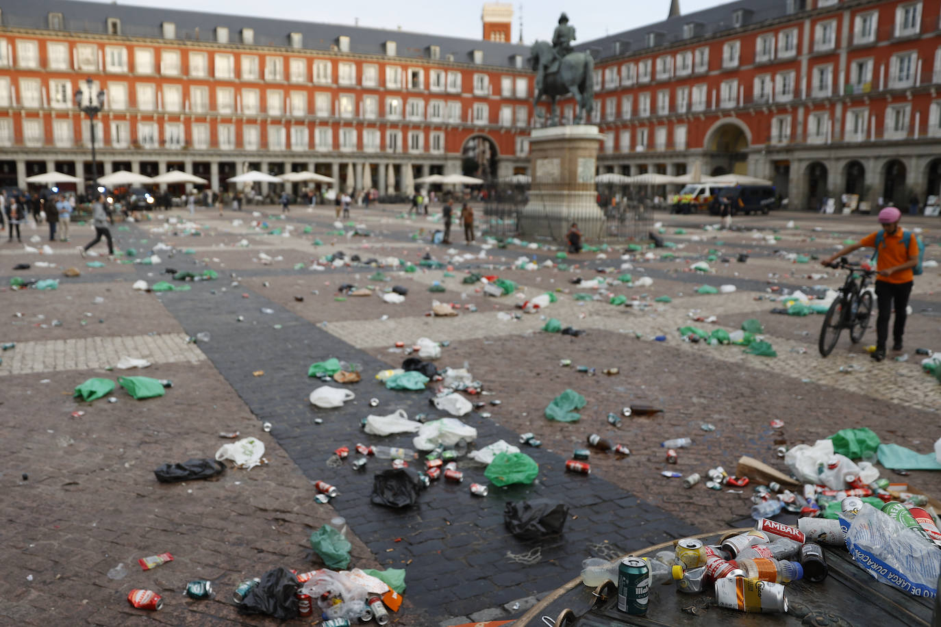 Botellas, latas y mucho alcohol: los hinchas del Celtic convierten la Plaza Mayor en su &#039;botellódromo&#039;