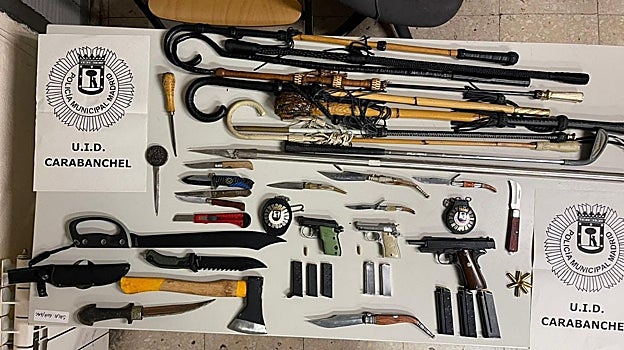 La treintena de armas decomisadas en el cementerio