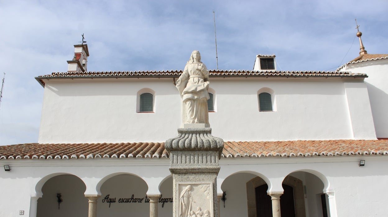 Robo en una ermita de Hinojosa del Duque: dos vecinas fuerzan las cajas de limosnas del Santo Cristo y se llevan la recaudación