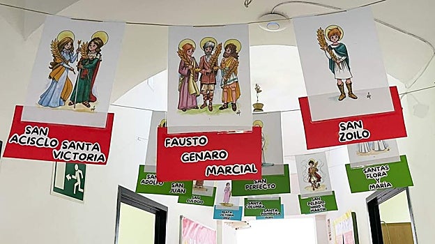 Trabajos de los alumnos dispuestos en un pasillo